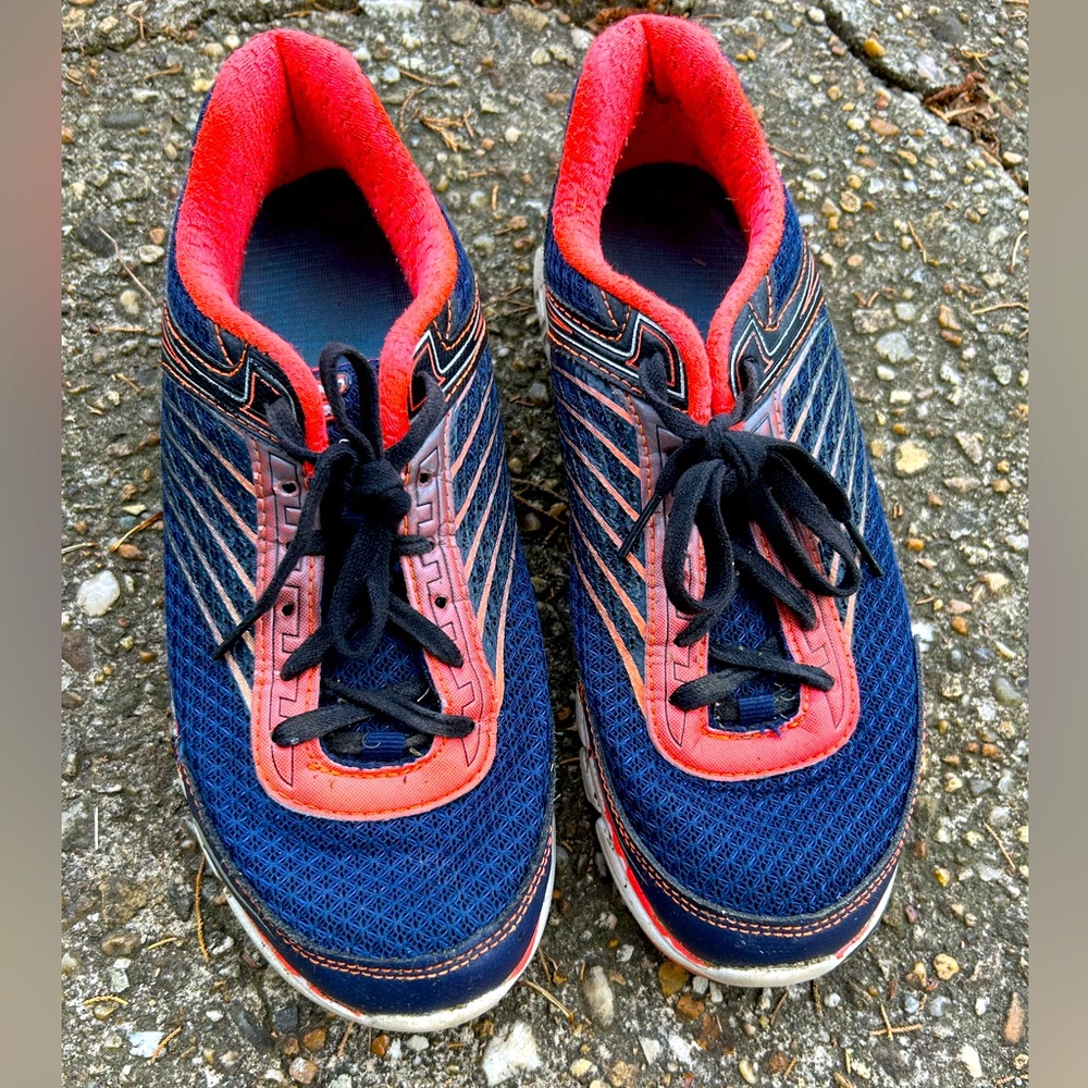FILA Womens 9.5. Navy blue/coral. Preowned but in very good condition.